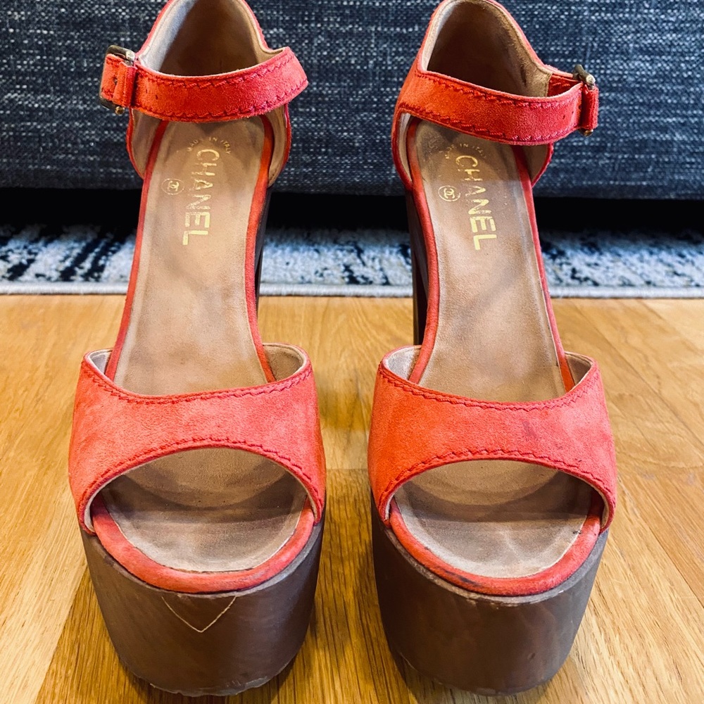 CHANEL Red Suede Wooden Platform Sandals (38) - Picture 5 of 16